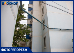 В Волжском два дома оказались связаны одной трубой: фоторепортаж