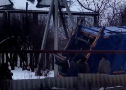 Мусоровоз провалился в яму в поселке в Волжском: видео