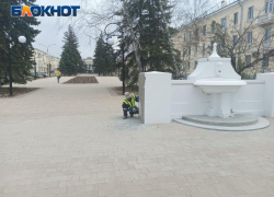 Рабочие начали снимать облезлую на Фонтанной краску в Волжском