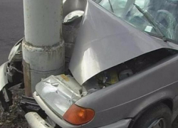 В Волжском молодой водитель погиб, врезавшись в бетонный столб 