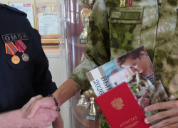 В Волжском сотрудники Росгвардии вручили аттестаты выпускникам профильного класса