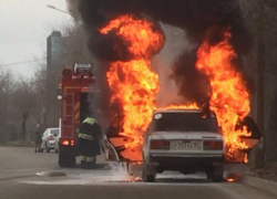 Белая "семерка" загорелась на центральной дороге в Волжском