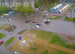 Разворот на пешеходном и езда на желтый: комбо нарушений в одной аварии в Волжском