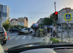 На видео попало серьезное ДТП с участием двух иномарок в Волгограде 