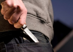 В Волжском рецидивист пырнул ножом 28-летнего парня у торгового центра