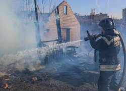 В Волжском сгорели два дачных дома