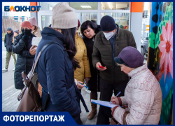 Сбор подписей против QR-кодов и ограничительных мер прошел в Волжском: фоторепортаж