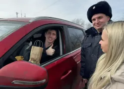 Вместо штрафов — поздравления: Госавтоинспекция Волжского поздравила мужчин-водителей с 23 февраля