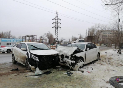 Мужчина не справился с управлением: четыре человека доставлены в больницу в Волгограде