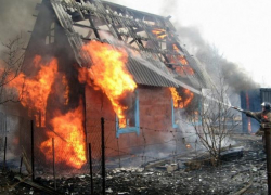 Под Волжским при пожаре на даче пострадал человек