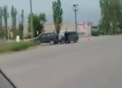 "Сузуки" и "Нива" померились силами при  въезде на автозаправку в Волжском 