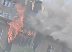 Страшный пожар в квартире пятиэтажного дома в Волжском попал на видео