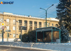 В Волжском пенсионерка поскользнулась на остановке и получила травму