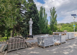 В Волжском обновляют памятник Карбышеву