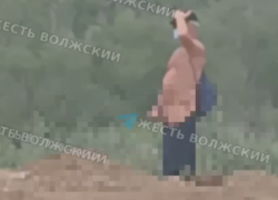 Волжский онанист продолжает безнаказано обнажаться на общественных пространствах (18+)