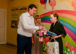 Родившим в День Рождения Волжского выдали подарки 