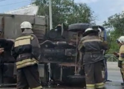 Массовое ДТП с двумя грузовиками на Второй продольной в Волгограде: видео с места ЧП