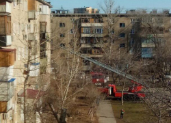 Неосторожное обращение с огнем привело к пожару в многоквартирном доме в Волжском