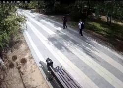 Волжские школьники устроили разгром в сквере: вандалы попали на видео