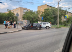 В Волжском у остановки «Стимул» произошла авария: информация от очевидцев