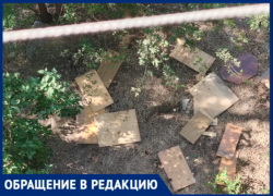 В Волжском жильцы устроили свалку прямо под окнами, выбрасывая мусор с балкона на головы соседям