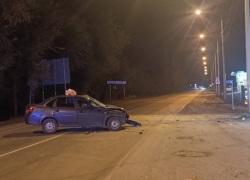 Водитель «Лада» съехал с дороги и врезался в столб под Волжским