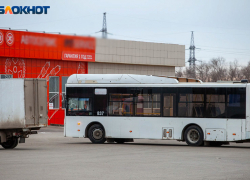 В Волжском пенсионерка получила травмы в автобусе из-за действий водителя