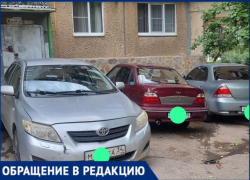 Автохамы закрывают вход в подъезд во дворе Волжского