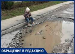 «Смех сквозь слезы»: волжанка показала, как ребенок «ловит рыбу» в лужах-озерах на месте разбитой дороги
