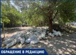 Мусор у детской площадки в Волжском не вывозят полтора месяца