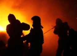 Пожар в Ленинске уничтожил автомобиль и часть хозпостройки