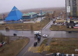 В Волжском рядом с Аквапарком столкнулись легковушка и грузовик