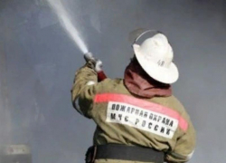 Мотоцикл и гараж пострадали во время пожара в Волжском