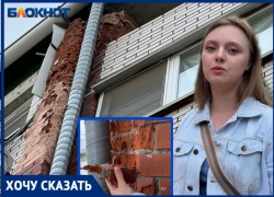 Стену можно оторвать рукой: в Волжском рушится новостройка с протекающей до 1 этажа крышей