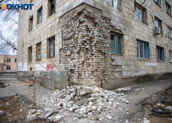 В Волжском жителей аварийного общежития переселяют во временные дома 