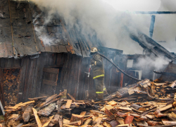 Под Волжским горели кровля и сарай