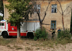 В Волжском горело здание бывшего вытрезвителя: видео