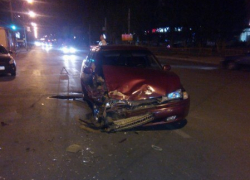 В результате столкновения "Нексии" и ВАЗа пострадала волжанка