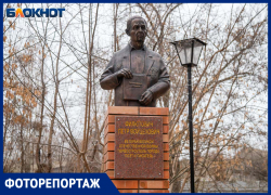 «А осколки все летят и летят»: в Волжском установили памятник поэту Петру Филютовичу