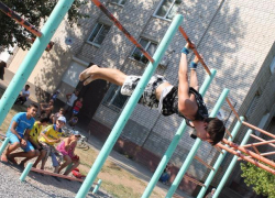 Висы и гарики на турниках показала молодежь Волжского