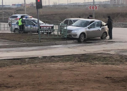 Нарушитель устроил ДТП с заездом на бордюр в Волжском