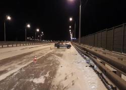 На "Танцующем" мосту 25-летний водитель врезался в отбойник