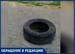 «Приехали: опасный люк прикрыли колесом», - волжанка рассказала о проблеме