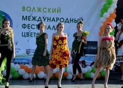 В Волжском моделей в цветочных платьях выпустили после официальной части
