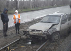 Вылетевшая на рельсы иномарка парализовала движение трамваев в Волжском