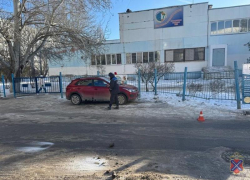 В Волгограде школьник поскользнулся и угодил под колеса иномарки