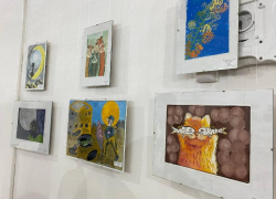 «Искусство без границ»: выставка детских рисунков в Волжском краеведческом музее