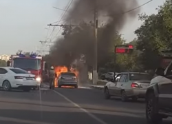 Названа причина возгорания иномарки на дороге в Волгограде: видео