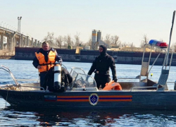 Тело волгоградца, упавшего с моста через Волгу, не найдено спустя месяц поисков