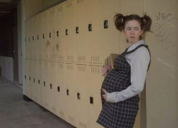 Под Волгоградом 13-летняя школьница забеременела от взрослого парня с согласия ее родителей